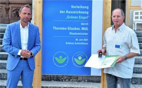 Staatsminister Thorsten Glauber (links) überreichte die Auszeichnung an Heinz-Jürgen Pohl, Naturschutzwächter aus Prien. Foto Umweltministerium