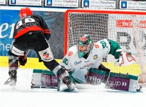 Starbulls-Keeper Torwart Andreas Mechel parierte den letzten Penalty von Jeff Smith glänzend. Foto Michael Sigl