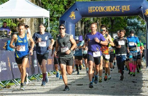 Start zum Comeback des Herrenchiemsee-Laufs: Im Hintergrund links Weltcup-DJ Lumpi, der die Teilnehmer musikalisch auf die Strecke schickte.Fotos Anita Berger