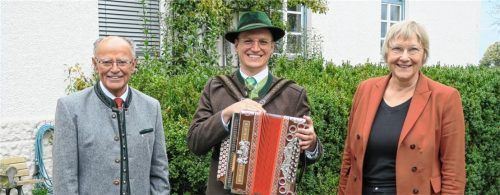 Stellen den neuen Bezirks-Volksmusikpfleger Leonhard Meixner (Mitte) vor: Bezirkstagspräsident Josef Mederer und Bezirks-Kulturabteilungsleiterin Dr. Elisabeth Tworek. Foto bjn