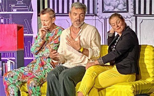 Stellen sich die Frage, was sie eigentlich noch verbindet: Pierre (Oliver Männer), Antoine (Hermann Neuner) und Clothilde (Regina Kröll). Foto Füchtner