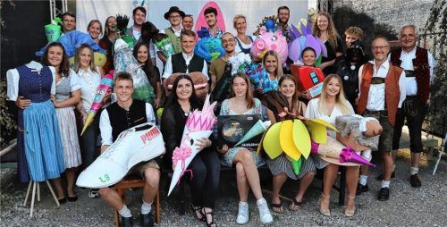 Stiftung Attl:„In den vergangenen Jahren haben uns einige versucht zu kopieren, aber in der Stiftung Attl gibt es einfach die schönsten Schultüten“, sagte Vorstand Franz Hartl bei der offiziellen Begrüßung der 28 Auszubildenden im Attler Biergarten. Auch in diesem Jahr waren der Kreativität keine Grenzen gesetzt. So waren unter den auffälligsten Präsenten ein Surfbrett oder ein übergroßer Stollenfußballschuh.