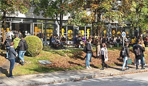 Studieren macht hungrig: Nicht nur die Hörsäle und Seminarräume sind wieder gut besucht, auch die Mensa ist mittags Anlaufpunkt für viele Studierende. Foto Anton Maier