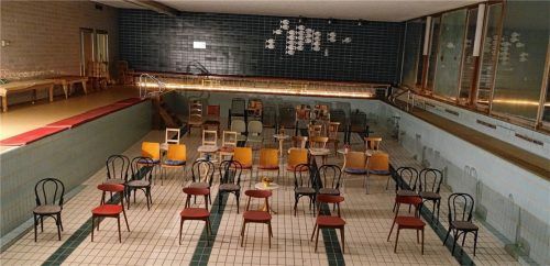 Stühle wurden im Hallenbad schon probehalber aufgestellt. Ab sofort kann man Tickets buchen, am 29. Oktober startet das Kulturprogramm.Foto  privat