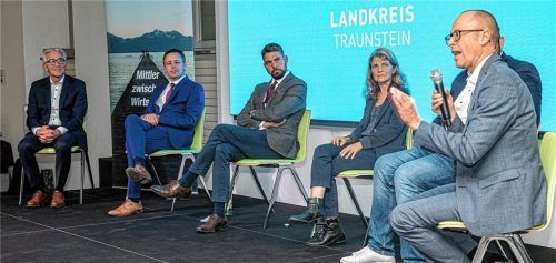 Tauschten sich rege über die Chancen und Herausforderungen des neuen Bildungsstandorts in Traunstein aus: (von links) Gerald Rhein (Seeoner Kreis), Oberbürgermeister Dr. Christian Hümmer, Landrat Siegfried Walch, Dr. Birgit Seeholzer (Chiemgau GmbH Wirtschaftsförderung), Gründer Tobias Jonas und Dr. Christoph Prechtl (vbw). Foto Effner