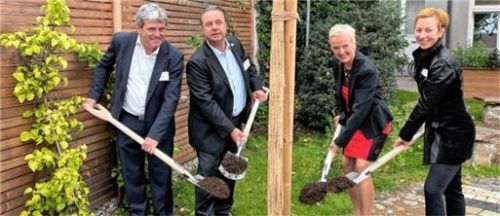 TH-Päsident Prof. Heinrich Köster, Unternehmer Ernst Freiberger, Projektleiterin Prof. Dr. Sabine Ittlinger und die Geschäftsführerin der Ernst-Freiberger-Stiftung, Stefanie Ludwig (von links). Foto Julia Hinterseer