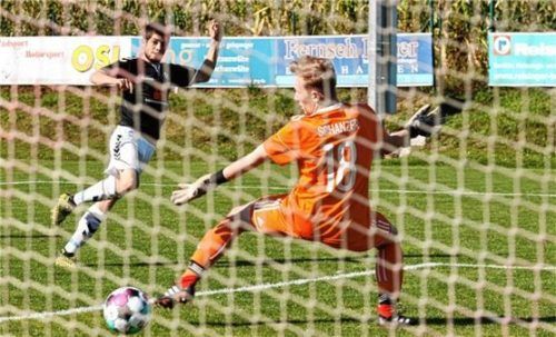 Tögings Torhüter Lukas Schanzer musste gleich sieben Bälle passieren lassen. Hier trifft Manuel Longhino für den SV Mehring zum 4:0.Foto Gabi Zucker