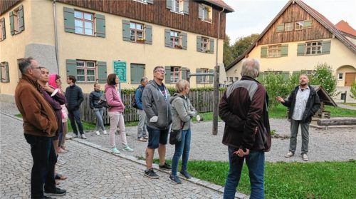 Tourenführer Christian Poitsch (rechts) erklärte die Architektur der „Gartenstadt“. Fotos Baumann