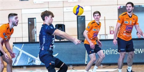 Trainer Heiko Roth legte im Training den Fokus auf die Abwehr und Annahme. Im Bild: Libero Kilian Nennhuber mit Kapitän Tom Brandstetter, Fabian Bartsch und Flo Gschwendtner (von links). Foto TSV