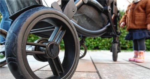 TÜV SÜD gibt Tipps zum Kauf von Kinderwagen. Foto TÜV SÜD AG/Conny Kurz