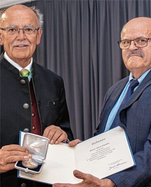 Über 50 Jahre ehrenamtliche Arbeit für das Gemeinwohl: Bezirkstagspräsident Josef Mederer (links) verleiht an Chris Wunder die Bezirksmedaille. Foto Englmaier