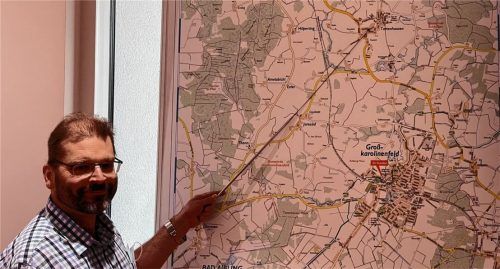 Ungewöhnlich heftige Regenfälle hatten den Tattenhausern im Sommer Überschwemmungen beschert. Als größtes Problem haben Gemeinderatsmitglieder den maroden Kanal ausgemacht. Bauamtsleiter Markus Czaja zeigt, wo es am schlimmsten war.Foto Heinz
