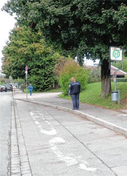 Ungewöhnliche Leere: Ein Mitarbeiter vom Zweckverband für kommunale Verkehrsüberwachung kontrolliert, dass niemand an der Bushaltestelle parkt.