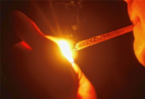 Unter anderem Cannabis konsumierte ein 34-Jähriger regelmäßig, der sich jüngst vor dem Schöffengericht Rosenheim verantworten musste. Seinen Konsum finanzierte der Arbeitslose unter anderem durch Diebstähle. Foto dpa