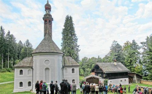 Unter freiem Himmel: In Kirchwald versammeln sich zahlreiche Pilger, um Musik und Predigt zu hören.Foto Hötzelsperger