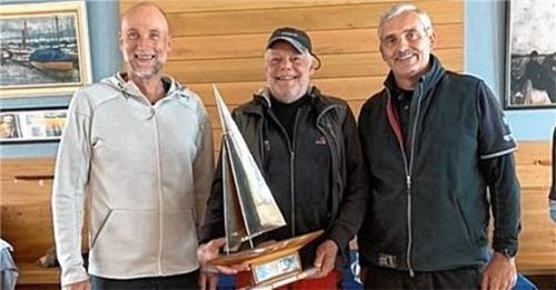 Vergabe des Silberdrachens: CYC-Vorstandsmitglied Dr. Heiner Röhrl, Gewinner Vincent Hösch und CYC-Wettfahrtleiter Kai Schreiber (von links).Foto CYC