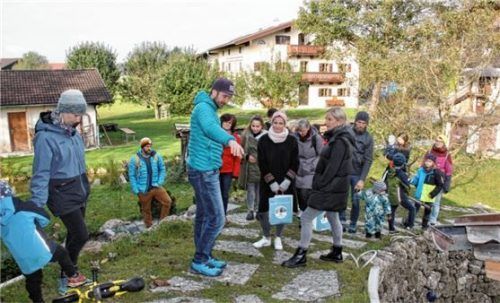 Viel Interesse fand die Gestaltungslösung der Familie Holzmaier bei ihrem Aufgang zum ersten Stock des Hauses. Im Hintergrund ist die Wachinger Mühle zu sehen.Foto Schmidt