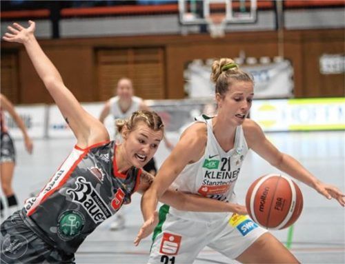 Wasserburgs Haliegh Reinoehl (links) im Kampf um den Ball gegen Keltern Kiss-Rusk.Foto Harry Rubner