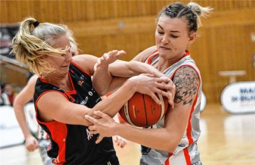Wasserburgs Halieght Reinoehl (rechts) im unkonventionellen Kampf um den Ball.Foto Hörndl
