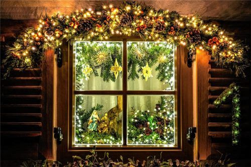 Weihnachtsmarktersatz im Lockdown: 2020 schmückten 24 Haushalte in Achenmühle eines ihrer Fenster, jeden Tag wurde ein neues enthüllt. Für dieses Jahr wurde aus den Fotos der Fenster ein Adventskalender. Foto Nitzsche