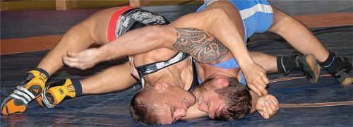 Wer behält die Oberhand: TVT-Weltergewichtler Andreas Dik (links) wird es auch diesmal nicht leicht haben, will aber um den Sieg kämpfen.Foto Andreas Wittenzellner