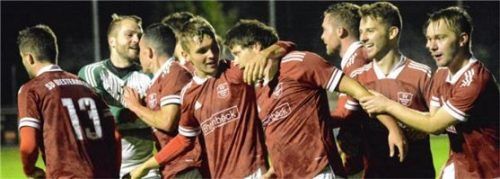 Westerndorfer Jubel um Michael Krauß (Mitte), den Torschützen zum 4:4-Ausgleich. Foto Franz Ruprecht