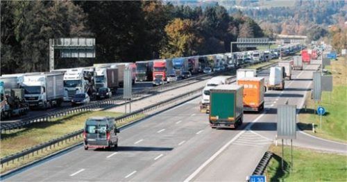 Wie hier bei Bad Feilnbach standen die Lkw stundenlang im Stau. Foto Reisner