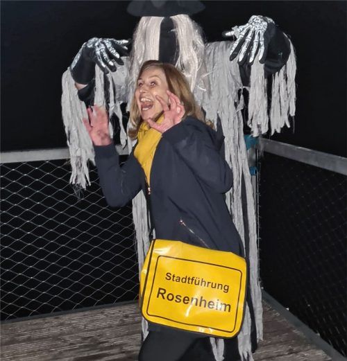 Will den Rosenheimern zwar nicht das Fürchten lehren, aber die Teilnehmer ihrer Stadtführung „Inngeist“ gut unterhalten: Karin Wiesböck. Foto Stadtführergilde Rosenheim