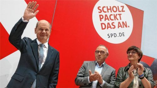 Wird er der nächste Bundeskanzler? Laut Umfragen wünscht sich eine Mehrheit der Deutschen, dass SPD-Kanzlerkandidat Olaf Scholz (links) ins Kanzleramt einzieht. Im Hintergrund die SPD-Vorsitzenden Saskia Esken und Norbert Walter-Borjans. Foto dpa