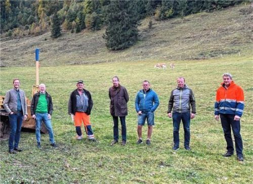Wo heute Kühe weiden, entsteht bald der Wanderparkplatz Hintergschwendt. Auf dem Bild: Bürgermeister Simon Frank, Zweiter Bürgermeister Michael Andrelang sowie Stephan Lengefeld von der Firma Planungsgruppe Strasser aus Traunstein, Andreas Schmid, Bauleiter der Firma Swietelsky, Bauamtsleiter Martin Stuffer und Bauhofleiter Rudi Angermaier. Foto Rehberg