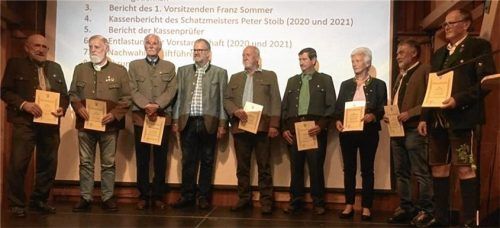 Wurden von der Jägervereinigung ausgezeichnet: (von links) Rupert Poll, Franz Mühlbauer, Dr. Ferdinand Rosenberg, Georg Höhensteiger, Sebastian Stadlhuber, Hubert Zehrer, Irmi Schwanfelder, Lorenz Angerer und Franz Sommer.Foto re