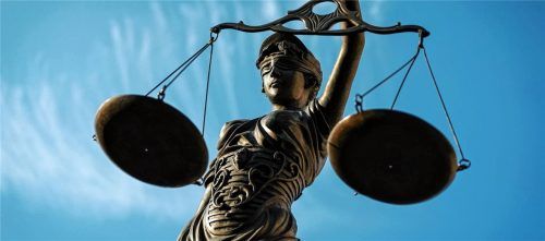 Zu einer Freiheitsstrafe von neun Monaten hat das Amtsgericht Rosenheim einen 36-Jährigen aus Kiefersfelden verurteilt.Foto  dpa