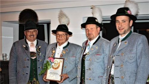 Zum Ehrenmitglied ernannt: (von links) Gebietsvertreter Ludwig Redl senior, Ehrenmitglied Georg Berghammer, Vorsitzender Fritz Zäch und sein Stellvertreter Toni Grießer. Foto re