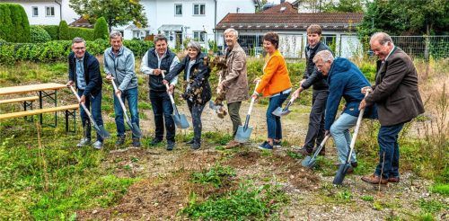 Zum Spatenstich für das Studentenwohnheim trafen sich (von links) Samerbergs Bürgermeister und Stiftungsratsvorsitzender Georg Huber, Stiftungsratsmitglied Hans Peter Maier, Christian Würfel und Renata Petrovic (Planungsbüro Würfel), Thomas Bacher vom Katholischen Jugendsozialwerk (KJSW), Stiftungsrätin Christine Eckert, Stiftungsrat Christian Staber, Werner Lang (KJSW) und Stiftungsrat Christoph Heibler. Foto Rainer Nitzsche