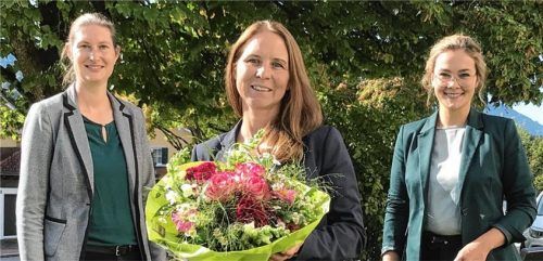 Zur Begrüßung erhielt Claudia Rieling (Mitte) von Bürgermeisterin Irene Biebl-Daiber (links) und Anja Abel, Leiterin der Tourist-Info Bernau, einen Blumenstrauß. Foto Berger