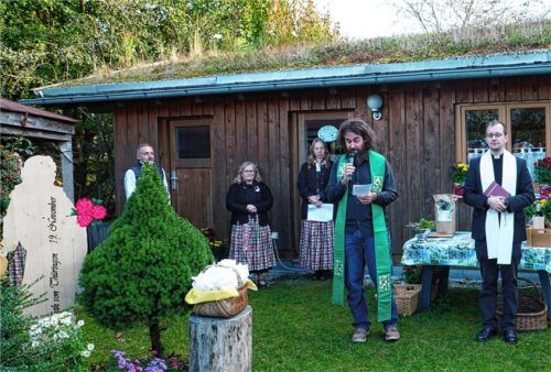 Zur Segnung der neuen Einrichtung kamen (von links) Bürgermeister Olaf Kalsperger, die Vorsitzenden des Gartenbauvereins Lisi Wildemann und Brigitte Holzner sowie die Raublinger Pfarrer Michael Kraus und Martin Gehringer. Ganz links ist das Standbild der heiligen Elisabeth zu sehen. Foto Sönmez