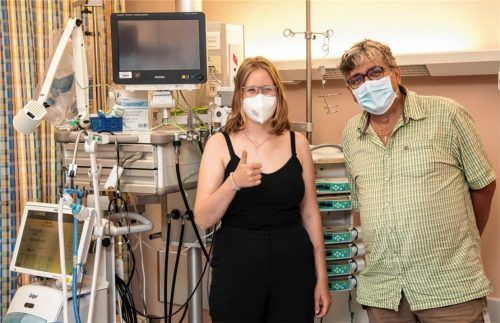 Zurück an dem Ort, an dem ihr neues Leben begann: Katja Lößl besucht mit ihrem Begleiter Michael Lehmann die Kinderintensivstation am Klinikum in Traunstein.Foto Ralf Reuter