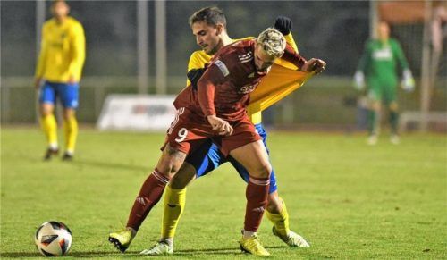 1860-Angreifer Sascha Marinkovic testet hier im Zweikampf die Reißfestigkeit des Pipinsrieder Trikots.Foto Hans-Jürgen Ziegler