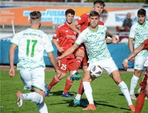 1860-Junior Malik Salkic hatte den bundesliga-erfahrenen Emil Berggreen gut im Griff.Foto Franz Ruprecht
