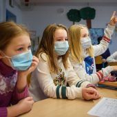 Wieder mit Maske in der Schule