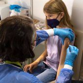 Meiste Warnungen an Bar-Besucher Österreich und Israel impfen jetzt Kinder