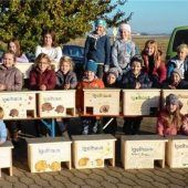 Grünthaler Kinder fertigen behagliche Igelhäuser