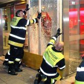 Auto kracht in Schaufenster