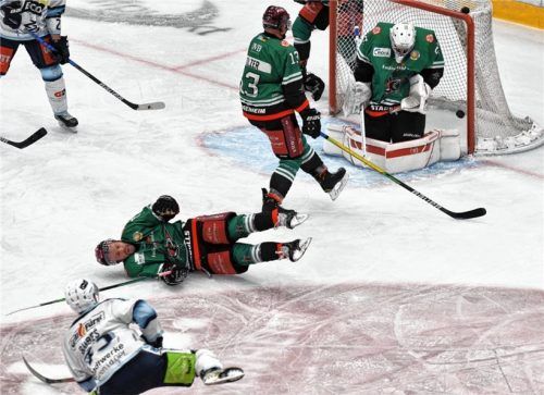 Curtis Leinweber mit starkem Einsatz und Christopher Kolarz pariert.Foto Hans-Jürgen Ziegler
