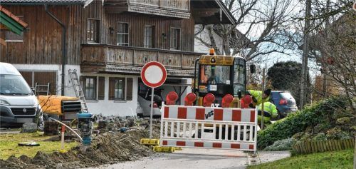 Absperrung in Hölking: Für das Einbringen der Kabelrohre müssen die Arbeiter tief unter die Straßen. Foto Schlecker