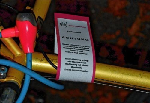 Achtung, Hinweis: Vier Wochen vor der „Radl-Ramadama“-Aktion wurden alte Räder in der Bahnhofstraße mit dieser Banderole versehen.