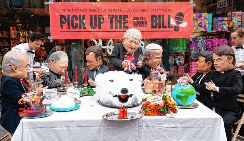 Aktivisten stellen im Rahmen einer Demonstration im Zentrum von Glasgow Politiker in Kostümen dar, um auf die Umweltverschmutzung hinzuweisen. Bei der UN-Weltklimakonferenz COP26 verhandeln Vertreter von rund 200 Staaten über zwei Wochen lang. Foto dpa