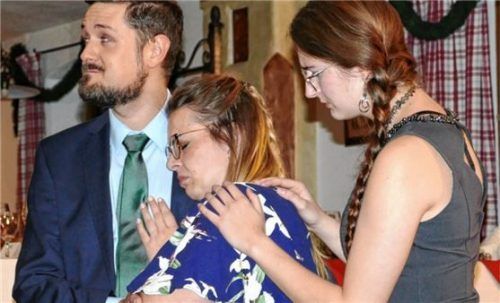 Alles außer Kontrolle: Hausmädchen Vroni ist mit den Nerven am Ende und wird von Gärtner Wasti und Gundula von Bappenwild getröstet.Foto Hoffmann