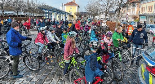 Am Bad Endorfer Bahnhof legen die rund 120 Teilnehmer der Raddemonstration die erste Pause ein. Dort fehlen aus Sicht der Protestler Fahrradständer und Fahrradhäuschen.Fotos Kirchner