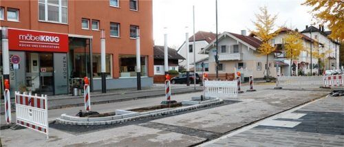 An der Rosenheimer Straße, östlich des Rathauses, auf Höhe von Möbel Krug entsteht eine Querungshilfe. Foto Riediger